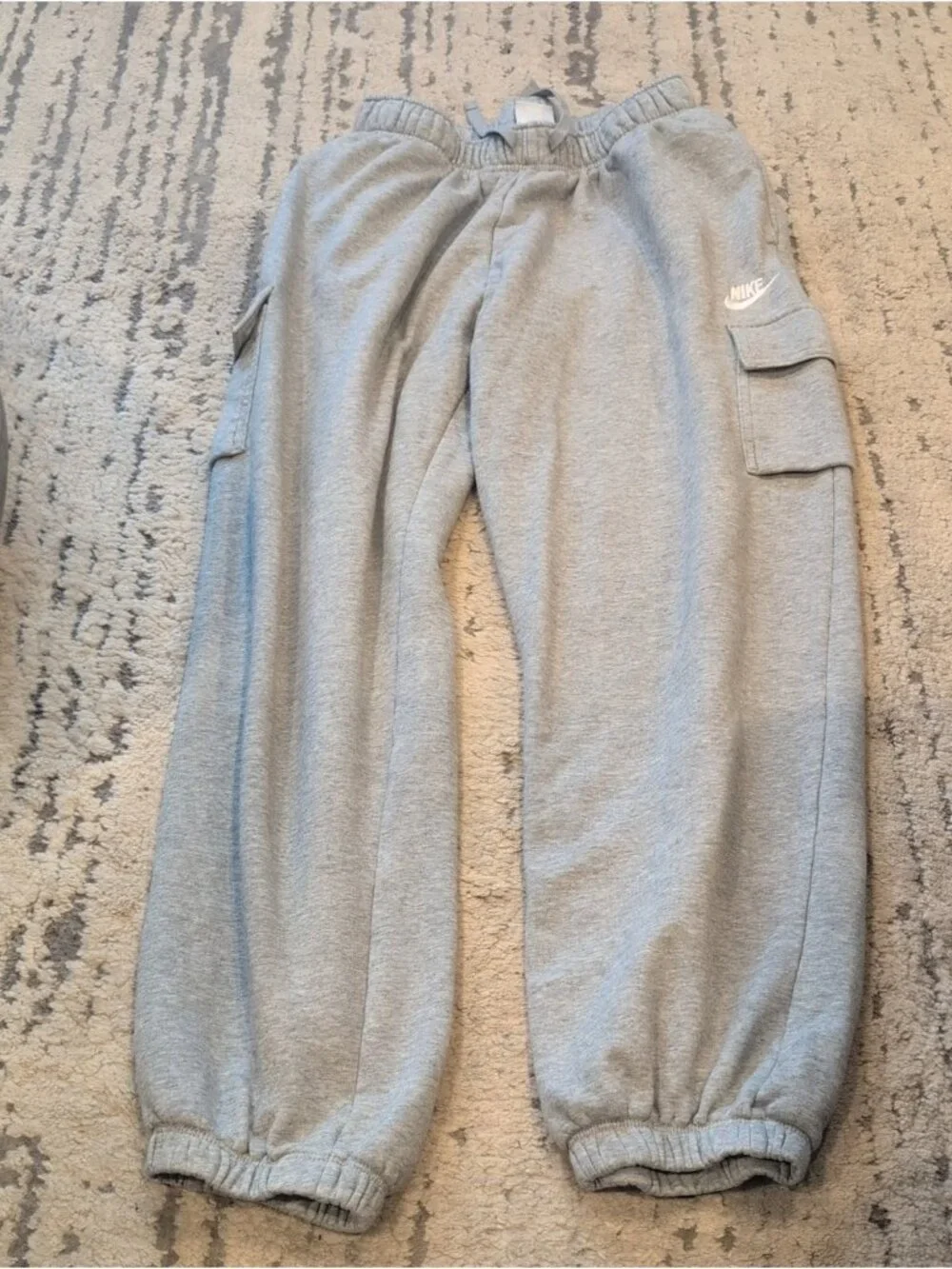 Nike Sportswear Club Fleece Women's Mid-Rise Oversized Cargo Sweatpants Grey